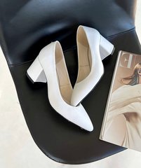 Белые кожаные туфли на каблуке 36 размер