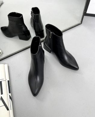 Чорні шкіряні зимові черевики на низькому каблуці 39 розмір