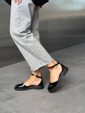 Чорні лакові босоніжки з закритим носиком та п'яткою 36 розмір