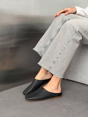 Чорні шкіряні закриті мюлі з перфорацією 38 розмір