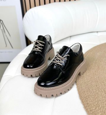 Чорні лакові туфлі на шнурівці