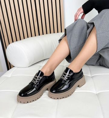 Черные лаковые туфли на шнуровке